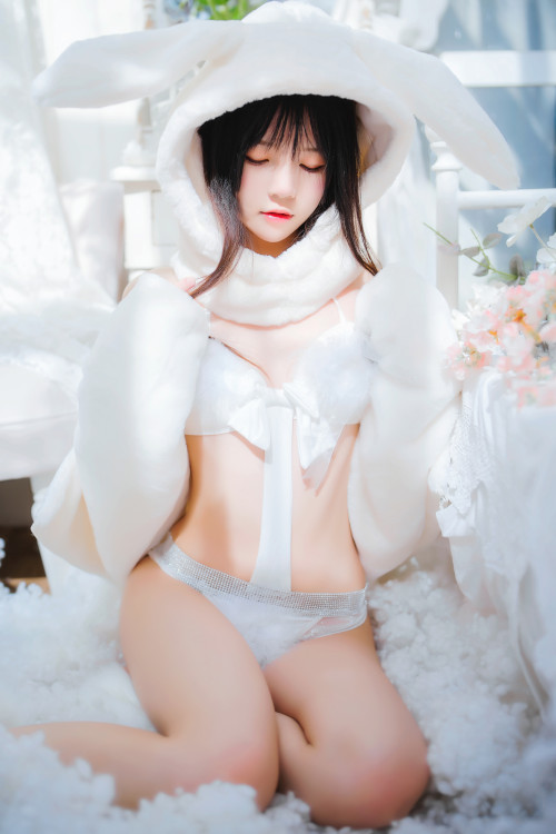 Read more about the article Cosplay 桜桃喵 小白兔 Set.01